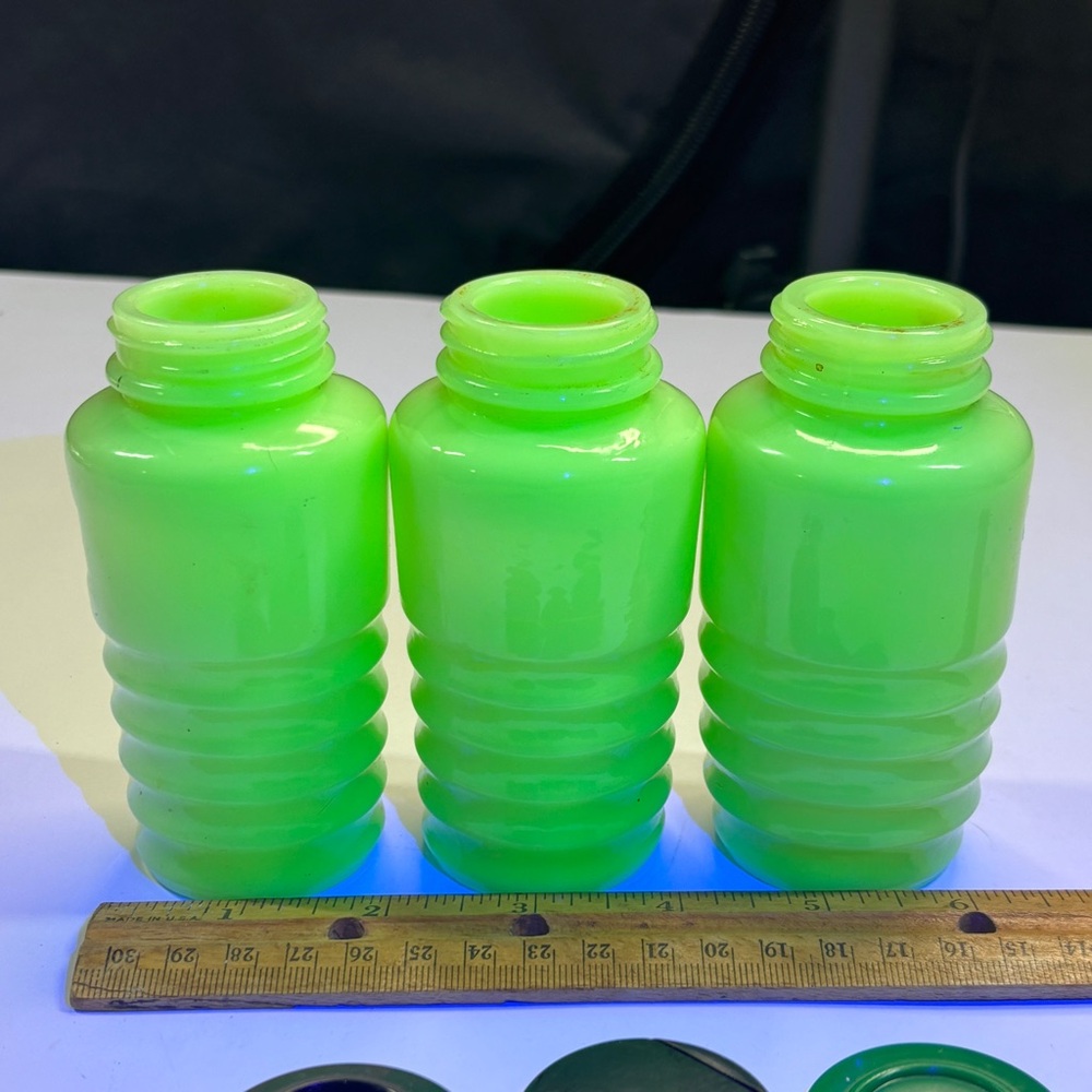 Vintage Jadeite Beehive Ribbed Shakers Uranium glows read - Picture 6 of 11